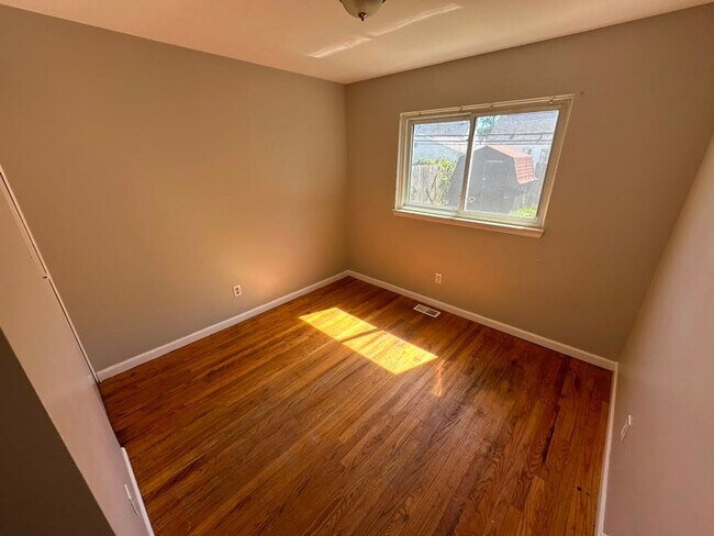 Building Photo - Awesome Eastpointe Ranch with finished basement