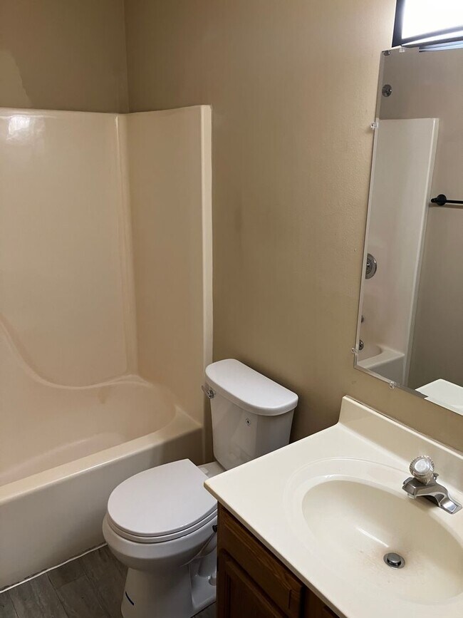 Building Photo - 2 Bedroom and 1.5 Bath Townhome - Troy, Ohio!!