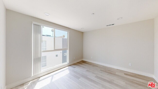 Building Photo - 953 Mariposa Ave