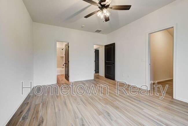 Building Photo - 410 N Cyn Ter