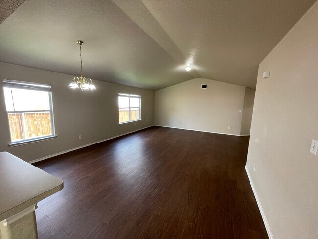 Building Photo - NEW ON MARKET