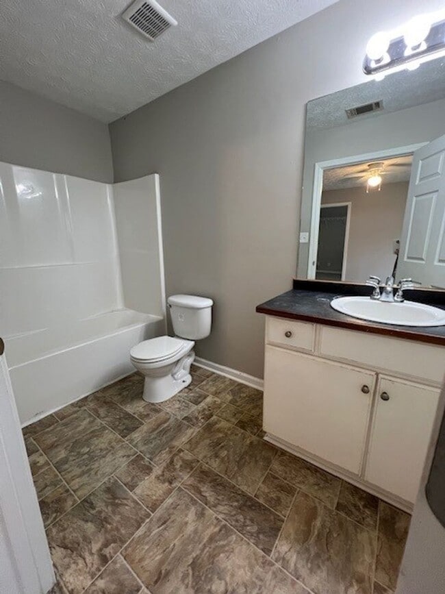 Building Photo - 3 Bedroom, 2 Bath Home