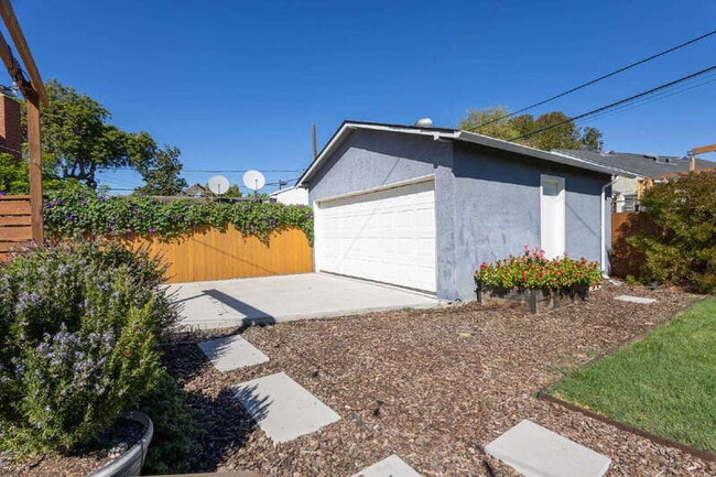 Building Photo - 4513 E Cervato St