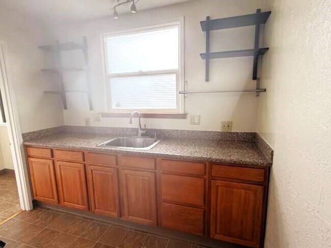 Building Photo - 2Bed - Sunny apartment right at El Cerrito...