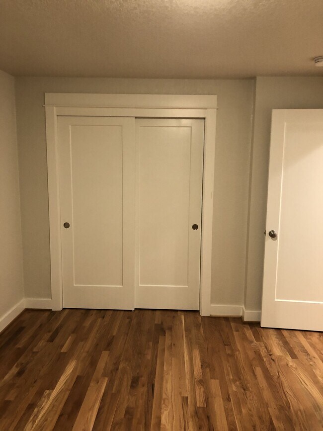 Building Photo - Like New Modern 2BD First Floor New Hardwo...