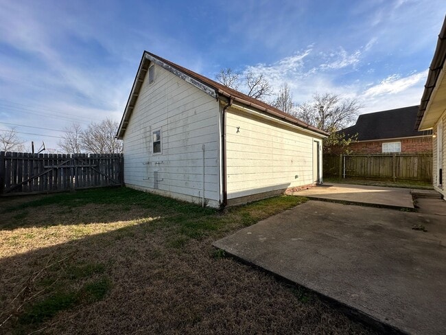 Building Photo - * Move-In Special * Beautiful 3 Bed / 2 Ba...