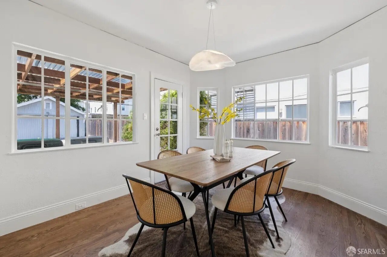 Building Photo - 1115 Capuchino Ave