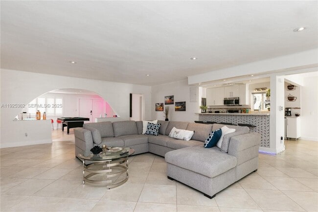 Primary Photo - 1900 N Victoria Park Rd