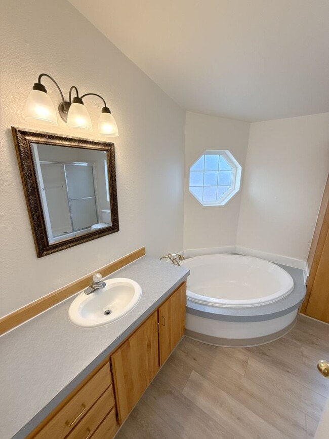 Building Photo - 3 Bedroom, 2 bath house