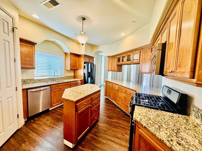 Building Photo - Beautiful 3 Bedroom 2 Bath Home in Los Banos FOR RENT!
