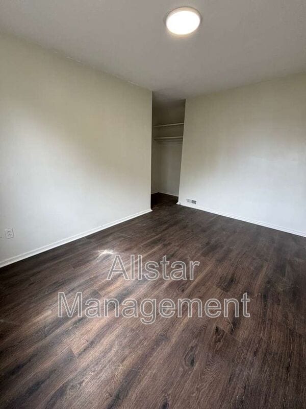 Building Photo - 944 S Central Dr