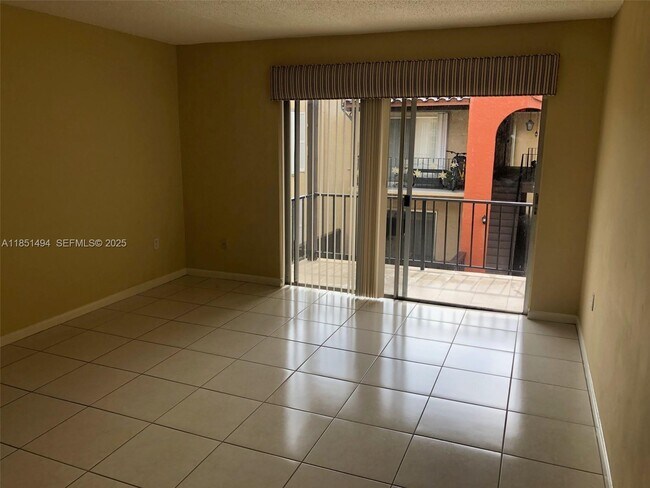 Building Photo - 10810 N Kendall Dr