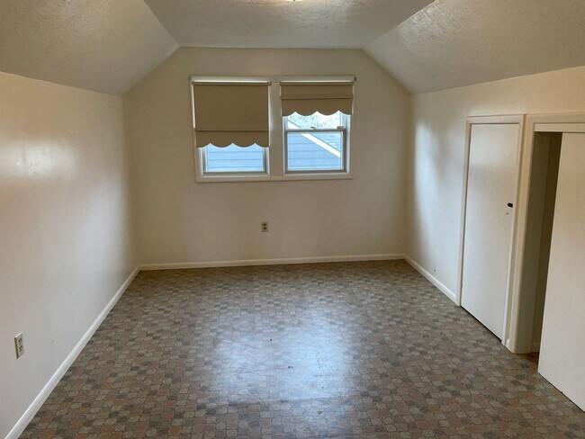 Building Photo - 5012 N Yale St