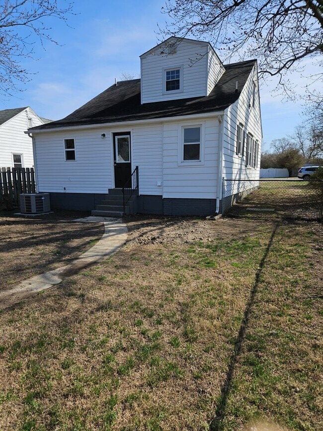 Building Photo - Adorable renovated 3 bedroom 2 full bath home