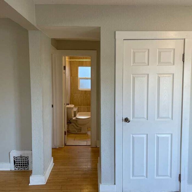 Building Photo - 3 Bed & 1 Bath House in Englewood / Available soon!