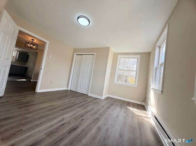 Building Photo - 3 Maple St