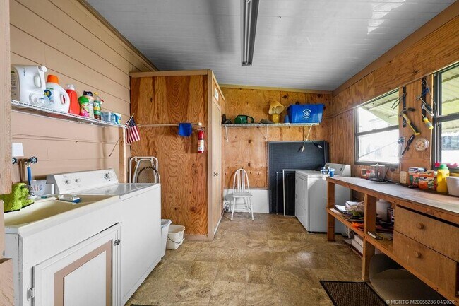 Building Photo - 7894 SE Saratoga Dr