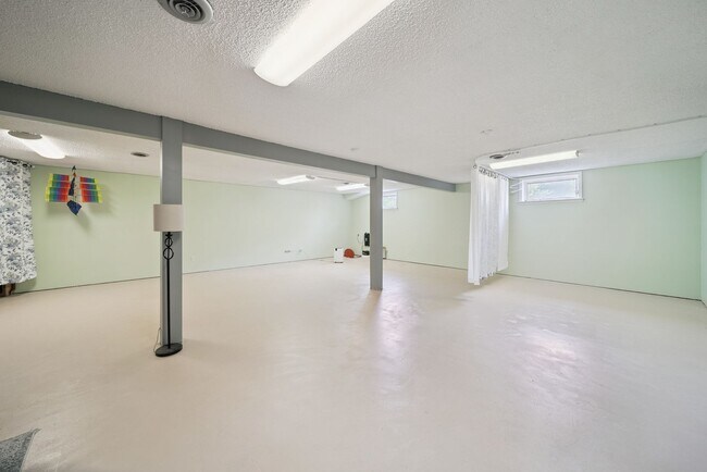 Building Photo - House for Rent 3 Bedrooms 2 Bath !!!!!