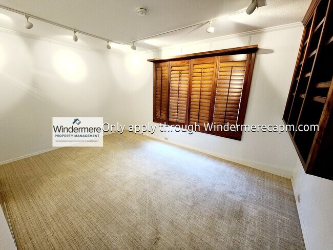 Building Photo - Gorgeous Campus Commons Home Available Now!