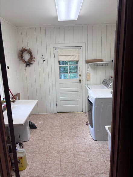 Mud Room - 10936 Raphel Rd