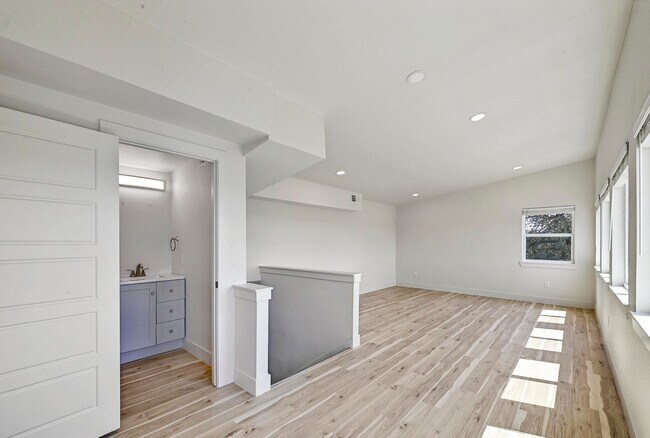 Building Photo - Lots of Space in Spicewood