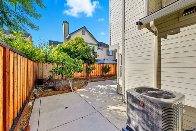 Building Photo - Updated Family Spacious Home w/ Fenced in ...