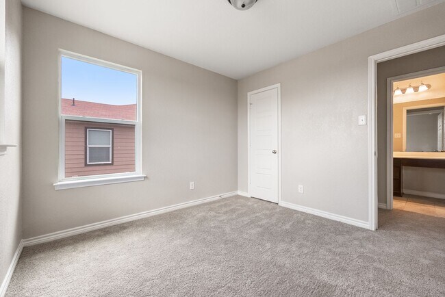 Building Photo - Charming 3-Bed, 2.5-Bath Home with Modern ...