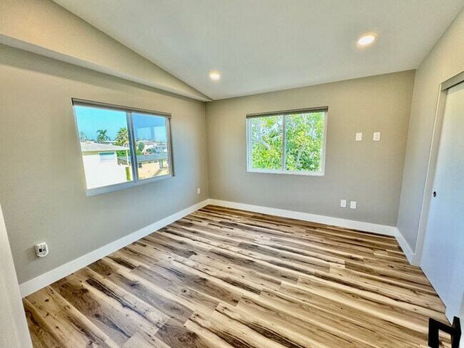 Building Photo - Welcome to this stunning 1 bedroom, 1 bathroom ADU in the highly desirable Bay Park community!