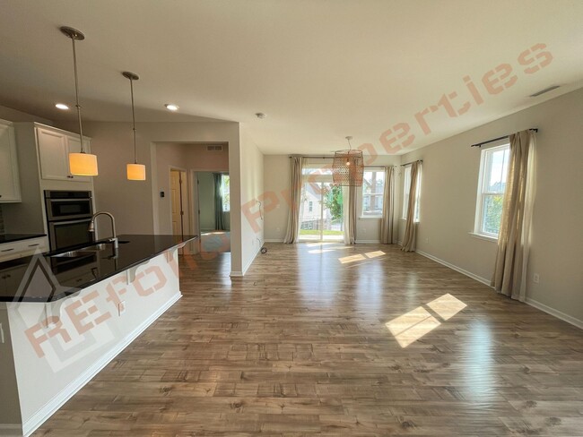 Building Photo - Beautiful 4 Bedroom 2.5 Bathroom End Unit ...