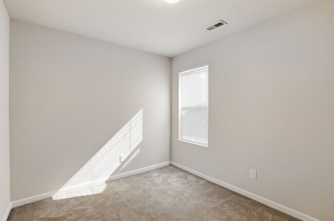 Building Photo - Move-In Ready 4BR | Space, Location & Value All in One