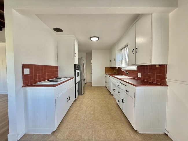 Building Photo - Spacious 3BD Manhattan Beach Home with Brand New Flooring, Large Den & 2-Car Garage