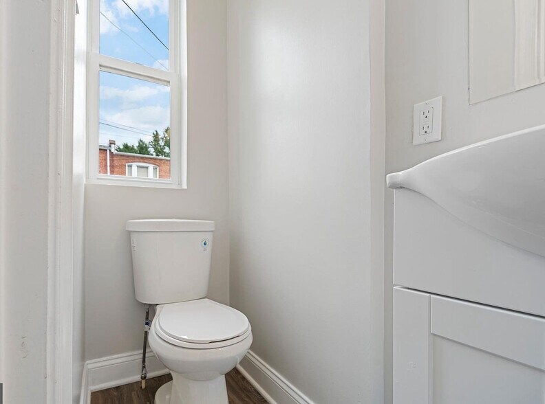 Building Photo - 202 Adams St NE