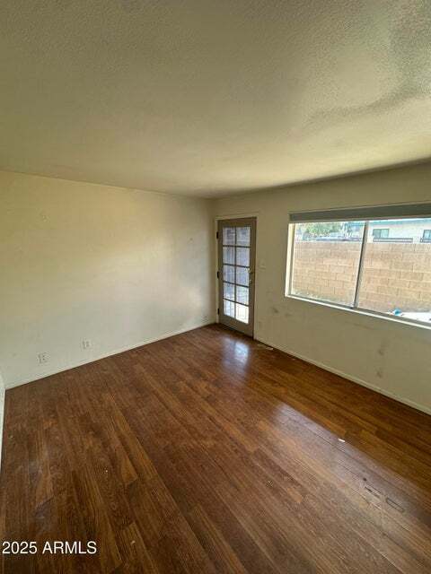 Building Photo - 828 W 2nd St