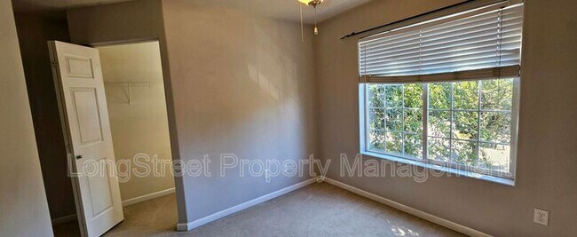 Building Photo - 4322 NE 76th Ave
