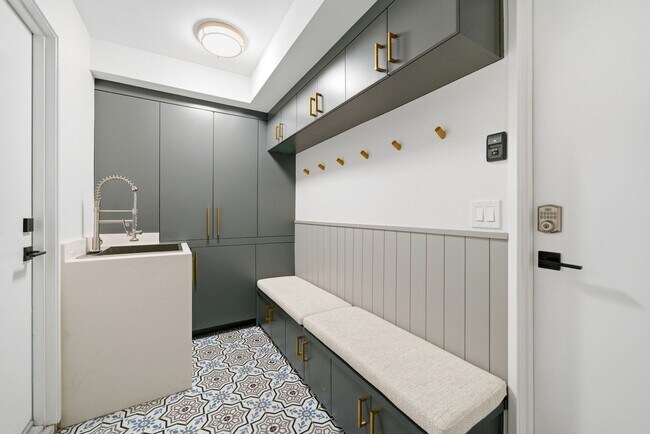 Building Photo - Designer-Upgraded Condo with Loft in Prime Location!