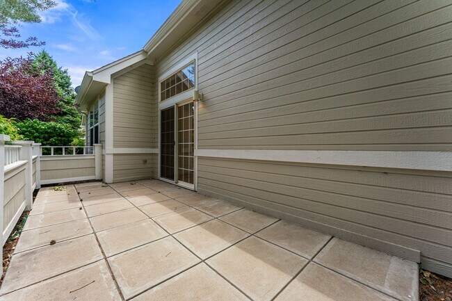 Building Photo - Gorgeous Townhome With 2-Car Garage and Ce...