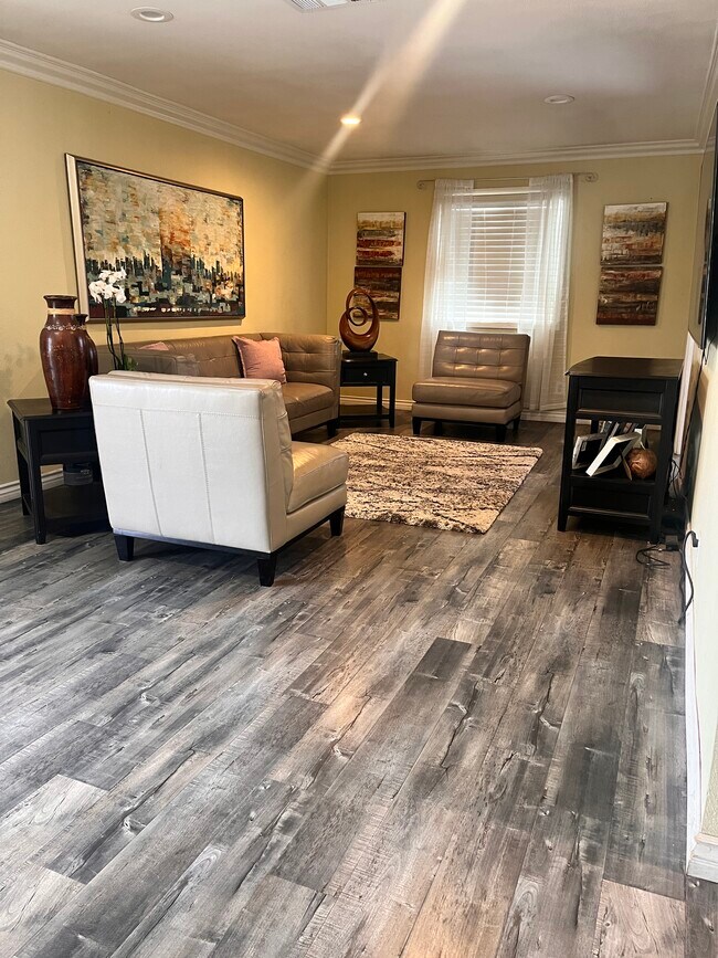 Building Photo - 1323 W Palmer St