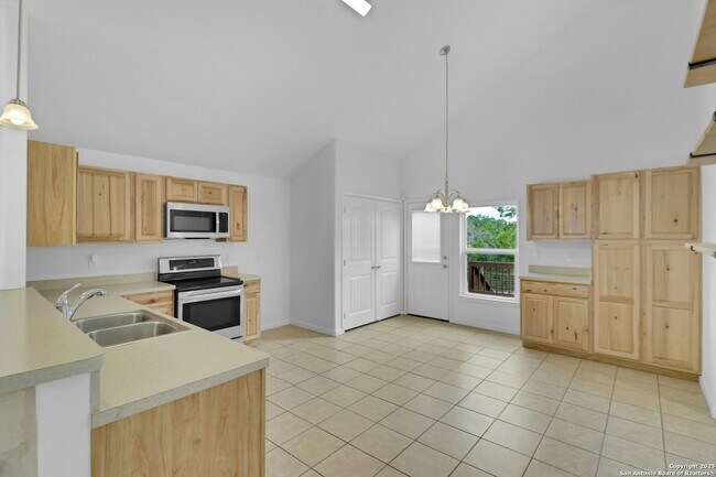 Building Photo - 2720 Golf Dr