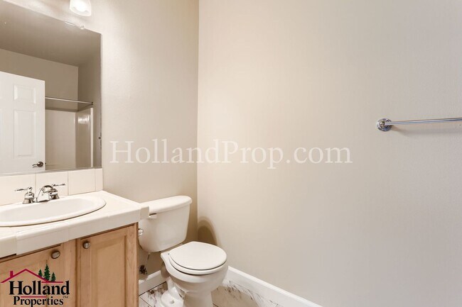 Building Photo - Stunning 4-Bedroom Townhouse with Dual Master Suites and Convenient 2-Car Garage in Hillsboro!