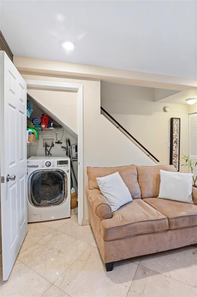 Building Photo - 811 W Oakland Park Blvd