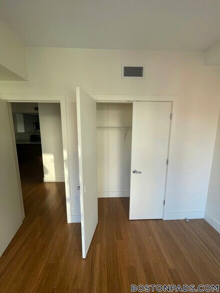 Building Photo - 8 Winter Pl