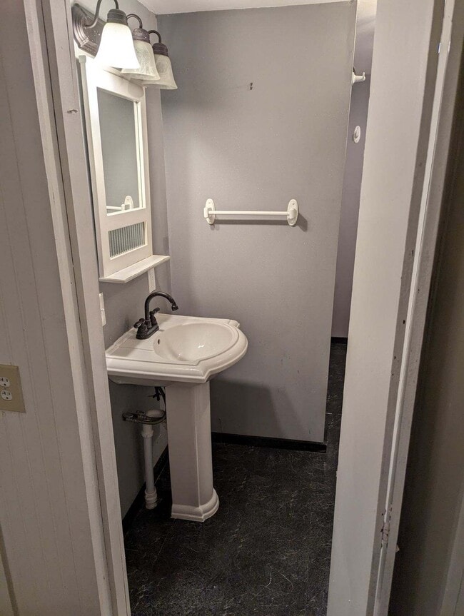 Building Photo - 102 Garfield St