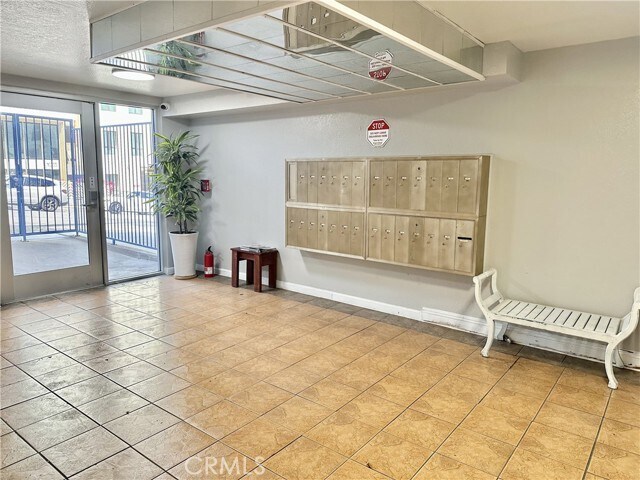 Building Photo - 1052 S Mariposa Ave