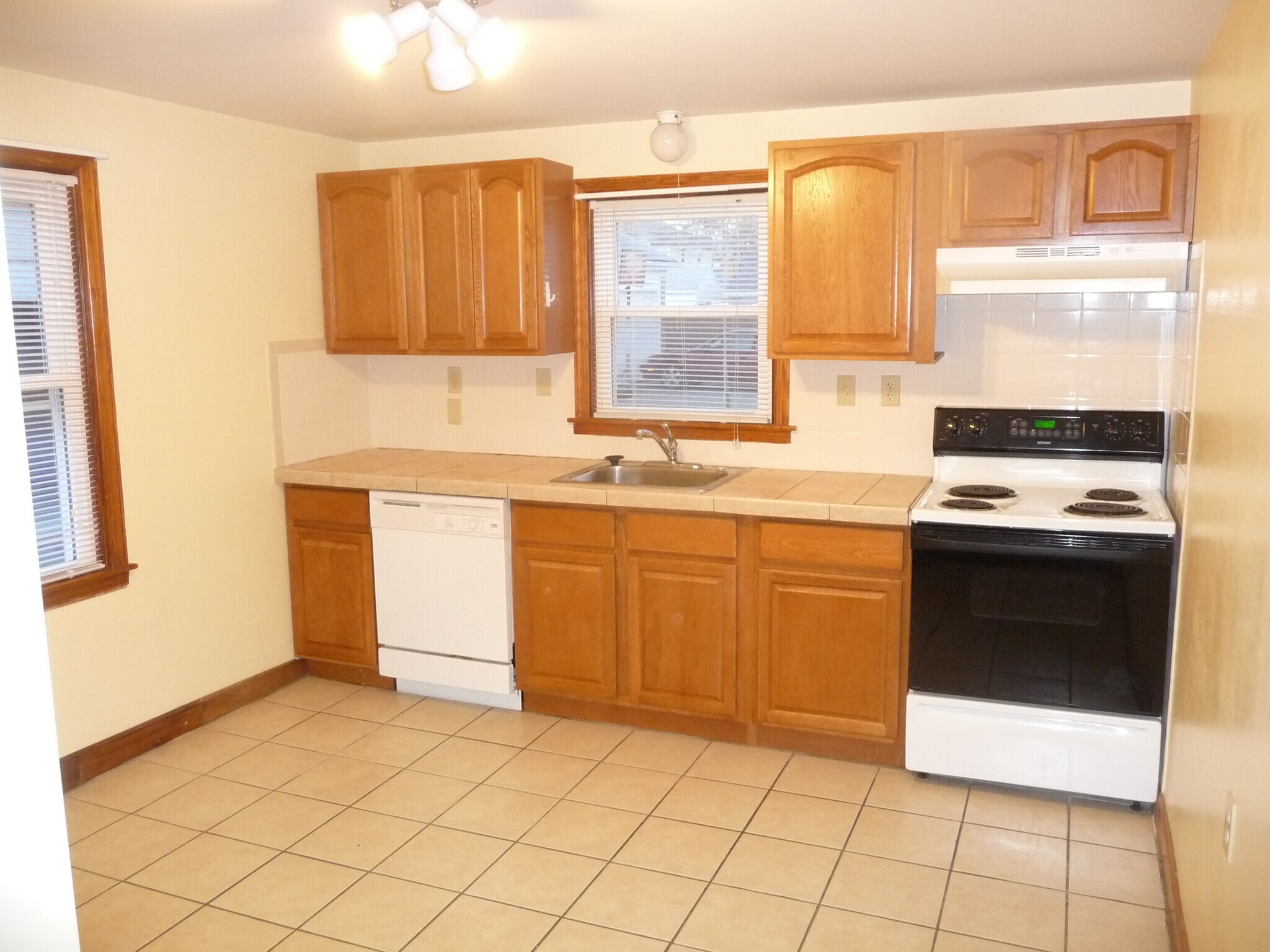 Building Photo - 213 Suffolk Ave