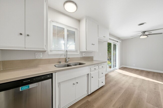 Building Photo - Updated and Stylish 3 bedroom 2.5 bath home in Anaheim