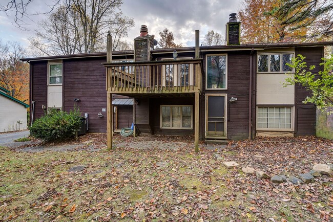 Building Photo - Large home in a beautiful setting close to...