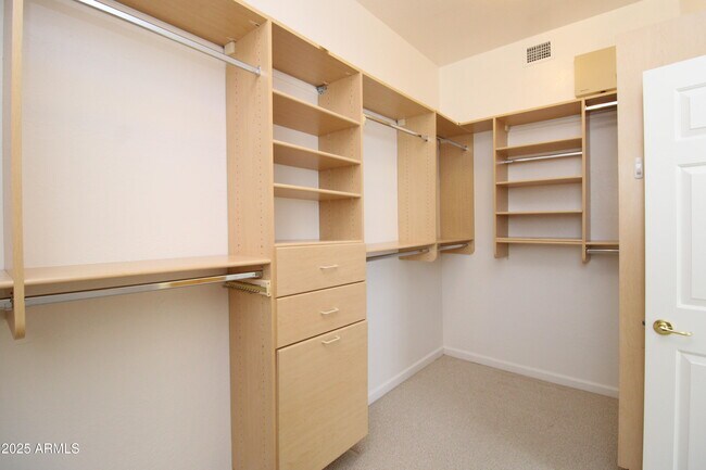 Building Photo - 902 E Desert Flower Ln