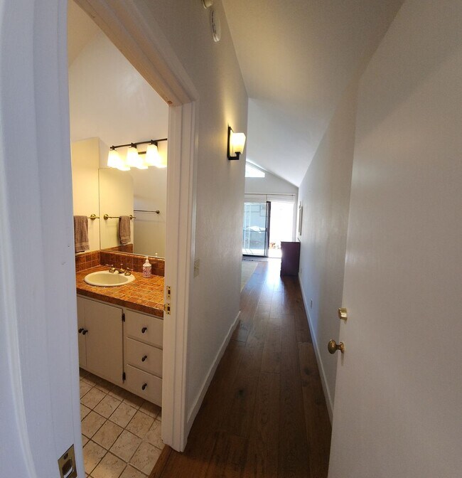 Building Photo - Furnished 3 bed 2.5 bath close to Poly.