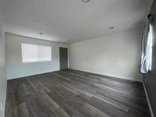 Building Photo - One bedroom one bath condo with garage, $8...