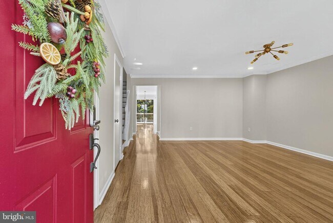 Building Photo - 8605 Western Oak Dr